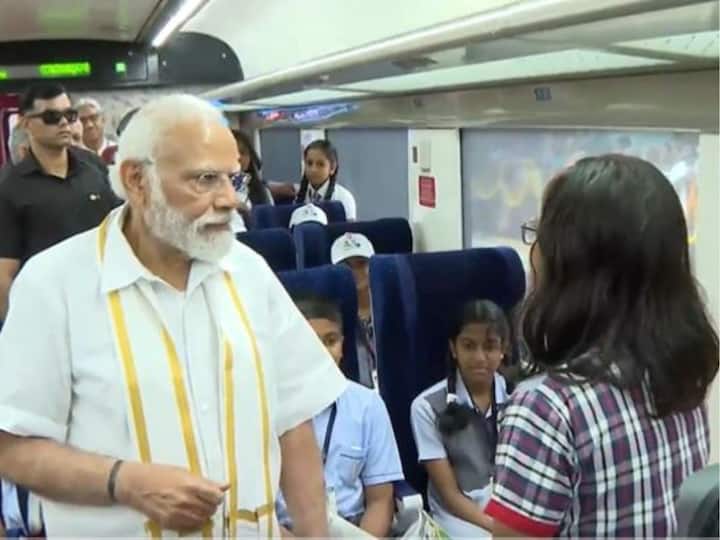 Prime Minister Narendra Modi Vande Bharat Express Kerala Watch Students Interactions Modi PM Modi Interacts With Students On Vande Bharat Express Train In Kerala: WATCH