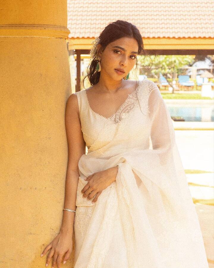 Aishwarya styled her hair in a messy bun
