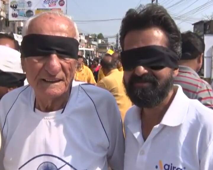 मध्य प्रदेश के जबलपुर शहर में महाकवि सूरदास जयंती पर अंधत्व की अनुभूति संचलन यानी ब्लाइंड फोल्डेड वॉक किया गया. लोगों ने आंखों पर काली पट्टी बांधकर रैली निकाली. रैली में शामिल लोगों को दृष्टिबाधित लोगों ने रास्ता दिखाया.