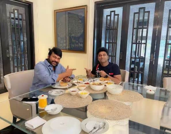 ਮਿਊਜ਼ਿਕ ਡਾਇਰੈਕਟਰ ਦੇਵੀ ਸ਼੍ਰੀ ਪ੍ਰਸਾਦ ਅਤੇ ਚਿਰੰਜੀਵੀ ਦੀ ਇਸ ਤਸਵੀਰ 'ਚ ਘਰ ਦਾ ਇੰਟੀਰੀਅਰ ਕਾਫੀ ਖੂਬਸੂਰਤ ਨਜ਼ਰ ਆ ਰਿਹਾ ਹੈ।