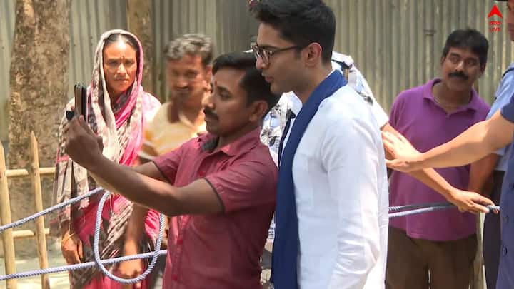 তার আওতায় গ্রামাঞ্চলের মানুষের সঙ্গে সংযোগ বাড়ানো, প্রার্থী বাছাইয়ের ক্ষেত্রে তাঁদের পছন্দ-অপছন্দকে প্রাধান্য দেওয়া হবে বলে জানান অভিষেক। 