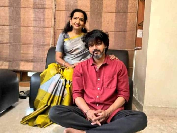 Thalapathy Vijay With His Mother Shoba Chandrasekhar Celebrated 50th Anniversary of his Parents Pic Goes Viral Vijay with Shoba: “இந்த நொடி நேரம்… என்னுயிரில் ஈரம்” .. அம்மா ஷோபாவுடன் நடிகர் விஜய்.. வதந்திகளுக்கு முற்றுப்புள்ளி..!