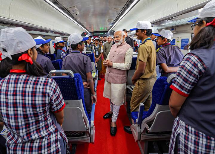 तिकीटाच्या भाड्याबद्दल सांगायचे तर, तिरुअनंतपुरम ते कासारगोड दरम्यान चेअर कार क्लाससाठी तुम्हाला 1,590 रुपये आणि एक्झिक्युटिव्ह क्लाससाठी 2,880 रुपये मोजावे लागणार. दुसरीकडे, कासरगोड ते तिरुअनंतपुरमसाठी, चेअर कारमध्ये 1,520 रुपये आणि एक्झिक्युटिव्ह क्लाससाठी 2,815 रुपये शुल्क मोजावे लागेल.