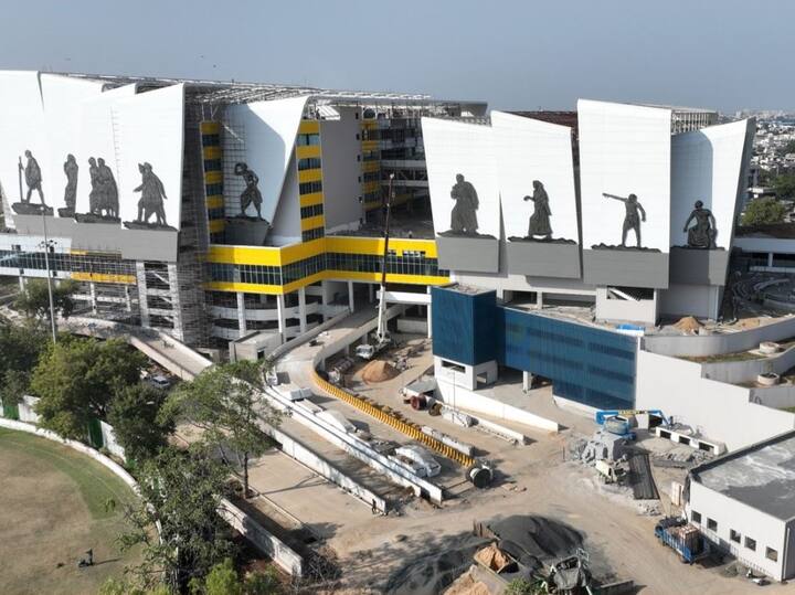 पूरे 508 किमी लंबे मुंबई-अहमदाबाद कॉरिडोर, जिसमें महाराष्ट्र में 156 किमी और गुजरात में 352 किमी शामिल हैं, के 2027 तक पूरी तरह चालू होने की संभावना है.