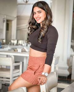 Sravanthi Chokarapu: పొట్టి నిక్కరులో హీట్ పెంచేస్తున్న యాంకర్ స్రవంతి