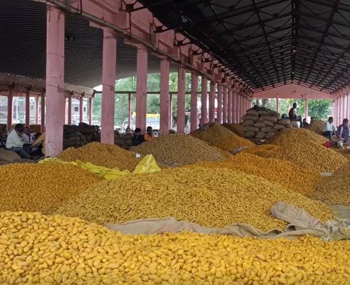यावर्षी देखील बाजार समितीत मोठ्या प्रमाणात हळदीची आवक वाढली आहे. मराठवाड्यासह विदर्भातील अमरावती, यवतमाळ ,अकोला, वाशिम, जळगाव या भागातील हळद मोठ्या प्रमाणामध्ये विक्रीसाठी दाखल झाली आहे.