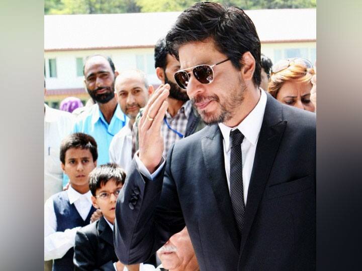 Shah Rukh Khan grand welcome in Kashmir actors to shoot for Rajkumar Hirani Dunki Video: शाहरुख खान का कश्मीर में हुआ ग्रैंड वेलकम, 'डंकी' की शूटिंग की तैयारी में जुटे अभिनेता