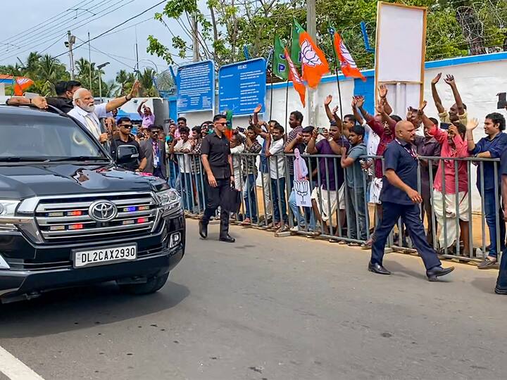 PM Modi was seen waving to his supporters who gathered to greet him in Thiruvananthapuram. (Image Source: PTI)