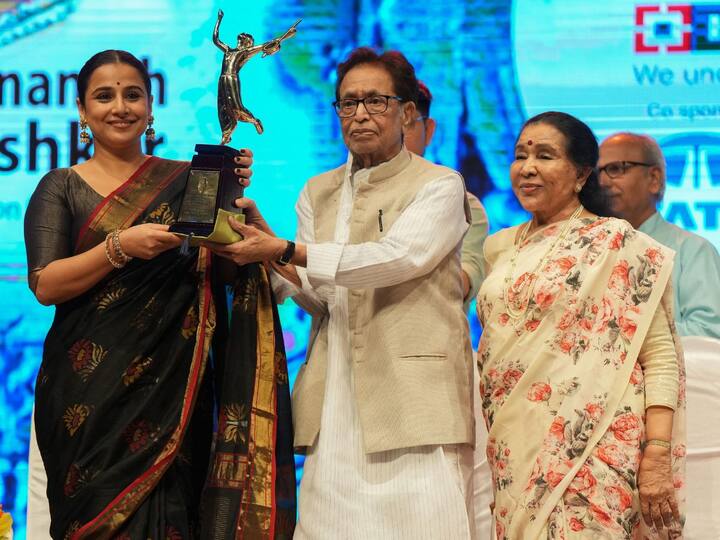 Bollywood Actress Vidya Balan Receives Lata Deenanath Mangeshkar Award Wearing A Saree Gifted By Lata Mangeshkar Lata Deenanath Mangeshkar Award: সুরসম্রাজ্ঞীর দেওয়া শাড়ি পরেই 'লতা দীননাথ মঙ্গেশকর' পুরস্কার গ্রহণ বিদ্যা বালানের, ভাগ করলেন স্মৃতি