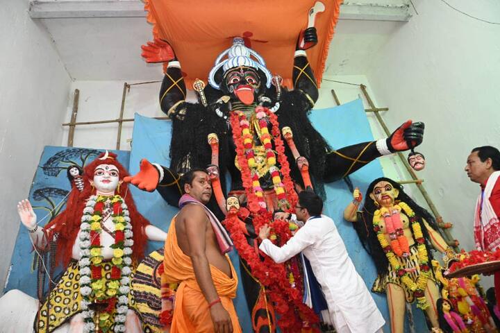 মাধাইখাল কালী মন্দিরে পুজো দিয়ে শুরু হয় জনসংযোগ যাত্রা। মায়ের পা ছুঁয়ে শুরু হয় তাঁর যাত্রা।