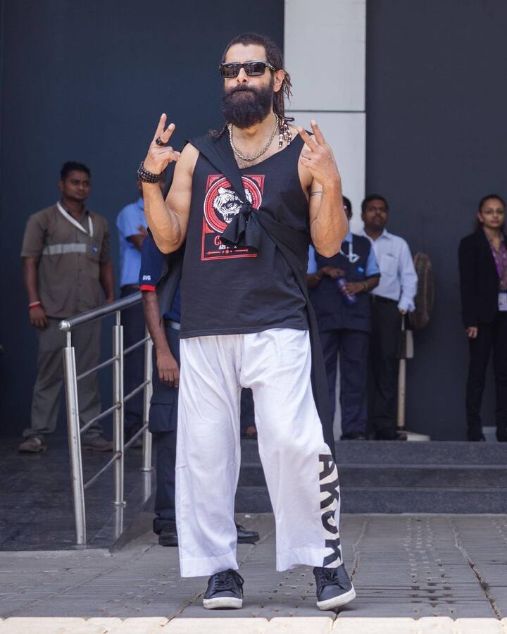 மும்பைக்கு இவர்கள் பயணம் மேற்கொள்வதற்கு முன் சில புகைப்படங்களை எடுத்துக் கொண்டனர்.