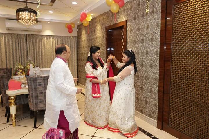 বৈশাখীর কথায়, 'মোটা, রোগা, বেঁটে, কালো, কতরকমের তকমা নিয়ে বসে আছে মানুষ। একটা লেবেলে আটকে দিলে মানুষ খুব নিরাপদ মনে করেন। আর আমরা এসব লেবেলে পাত্তাই দিই না, মাথা ঘামাই না। তো সেই কারণে আমরা সবসময়ই ফাটাফাটি থাকি।'