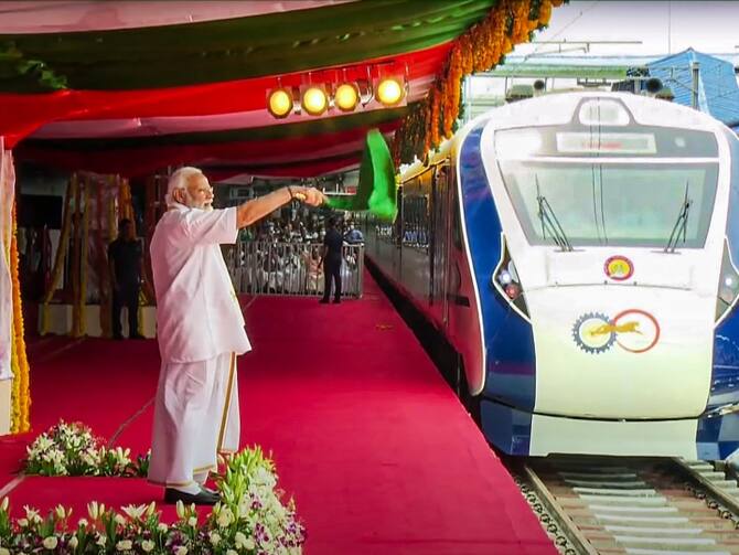 Prime Minister Narendra Modi Flags Off First Vande Bharat Train From  Thiruvananthapuram Kerala | पीएम मोदी ने केरल की पहली वंदे भारत ट्रेन को  दिखाई हरी झंडी, तिरुवनंतपुरम में किया रोड ...