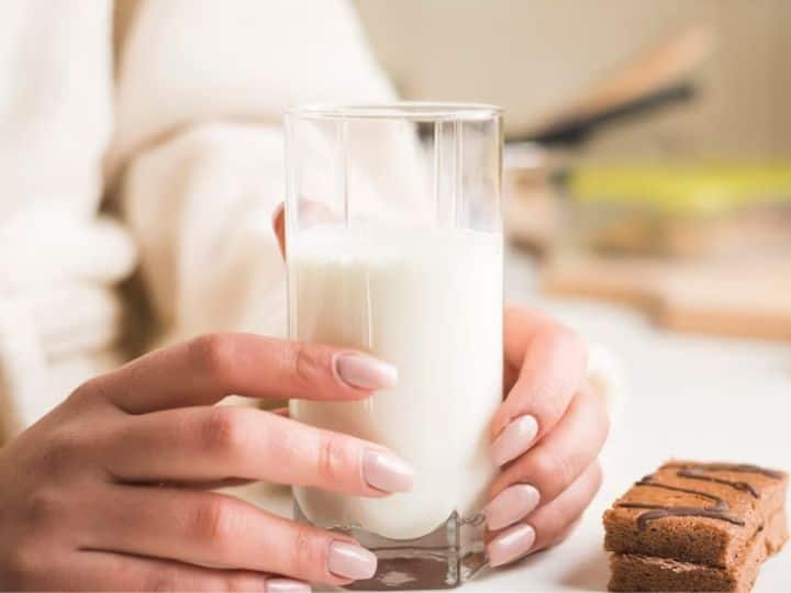 Why you should not drink milk just before sleep know from expert रात को सोने से पहले नहीं पीना चाहिए दूध! जानिए एक्सपर्ट ने ऐसा क्यों कहा?