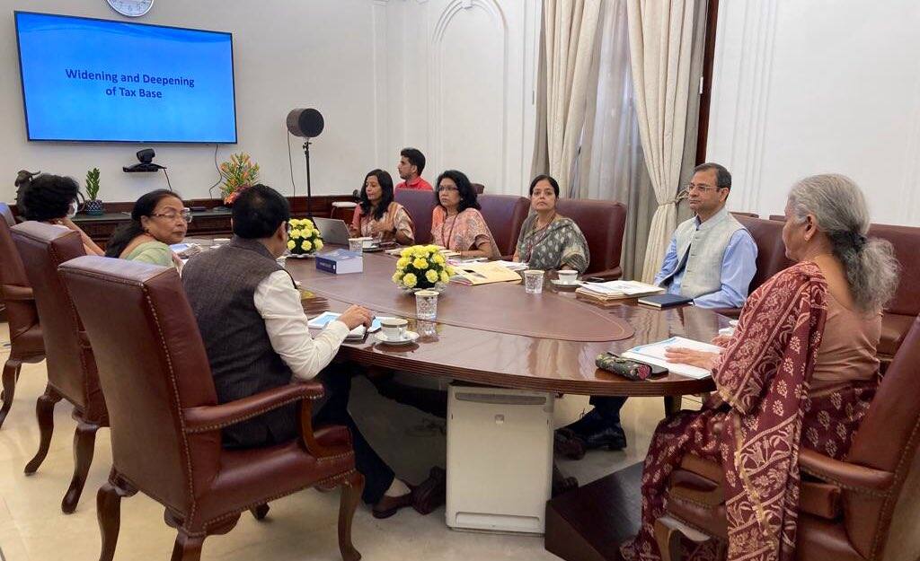 Income Tax Of India: इनकम टैक्स विभाग को वित्त मंत्री निर्मला सीतारामन की नसीहत, टैक्सबेस बढ़ाने के साथ टैक्सपेयर्स के आवेदनों पर जल्द करें कार्रवाई Finance Minister Sitharaman Asks CBDT To Take actions on all applications filed by tax payers in reasonable time frame Income Tax Of India: इनकम टैक्स विभाग को वित्त मंत्री निर्मला सीतारामन की नसीहत, टैक्सबेस बढ़ाने के साथ टैक्सपेयर्स के आवेदनों पर जल्द करें कार्रवाई