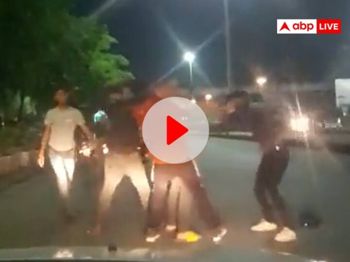 Video of boys fighting in Indore Madhya Pradesh went viral, victim complained to police ANN Indore News: इंदौर में लड़कों के मारपीट का वीडियो वायरल, पीड़ित युवक ने पुलिस को दी शिकायत में बताई यह कहानी