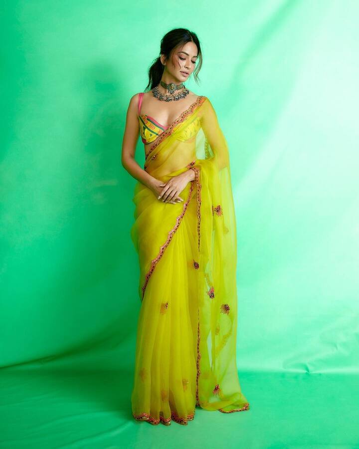 కృతి కర్భందా అందమైన ఫోటోలు