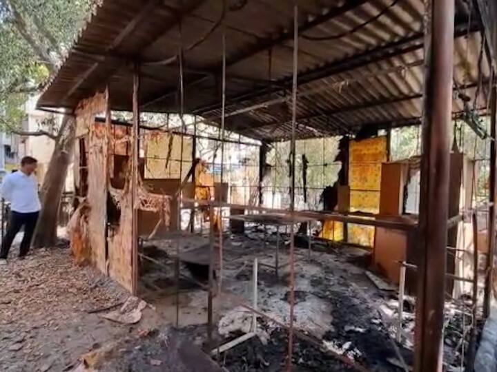 आग लागल्यानंतर अग्निशमन दलाची गाडी वेळेत न पोहोचल्यामुळे अभ्यासिका पूर्णपणे भस्मसात झाल्याचा आरोप स्थानिकांकडून केला जात आहे.