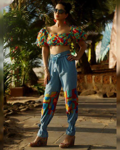 ਸੰਨੀ ਲਿਓਨ ਅੱਜ ਦੇ ਸਮੇਂ ਵਿੱਚ ਆਪਣੀਆਂ ਫਿਲਮਾਂ ਵਿੱਚ ਕੰਮ ਕਰਕੇ ਮੋਟੀ ਕਮਾਈ ਕਰ ਰਹੀ ਹੈ। ਮੀਡੀਆ ਰਿਪੋਰਟਾਂ ਮੁਤਾਬਕ ਉਹ ਹਰ ਫਿਲਮ ਲਈ 1 ਕਰੋੜ ਰੁਪਏ ਤੱਕ ਦੀ ਫੀਸ ਲੈਂਦੀ ਹੈ।