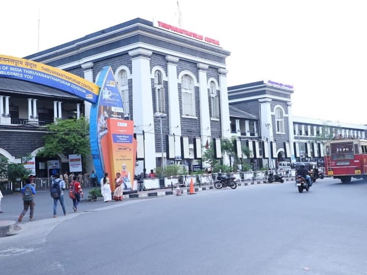 यह ट्रेन बाकी वंदे भारत ट्रेन की तरह हफ्ते में 6 दिन 26 अप्रैल से चलेगी. तिरुवनंतपुरम से कासरगोड की दूरी कुल 586 किलोमीटर की है. गुरुवार को छोड़कर यह ट्रेन सभी दिन संचालित की जाएगी.