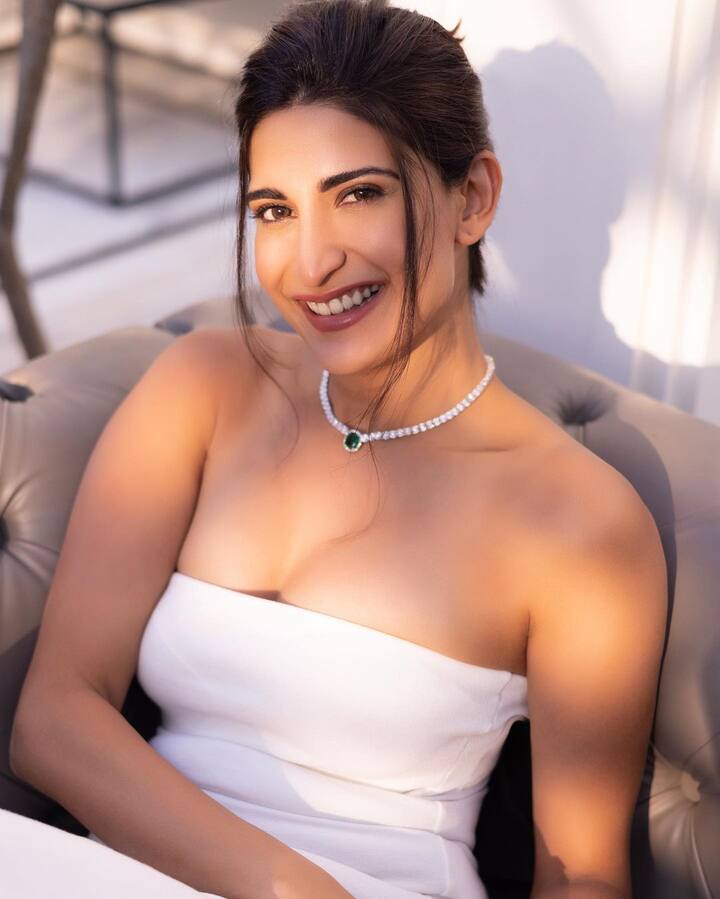 આહના કુમરાની આ તસવીરો ઝડપથી વાયરલ થઈ રહી છે, જેમાં તેણે ફરી એકવાર તેની હોટનેસ બતાવીને ચાહકોને તેની સુંદરતાના દિવાના બનાવી દીધા છે.