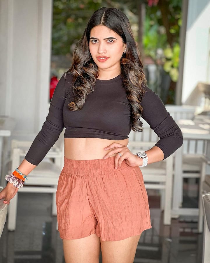 పెళ్లయినా కూడా హాట్ ఫోటోలతో ఇన్ స్టాలో అలరిస్తోంది.