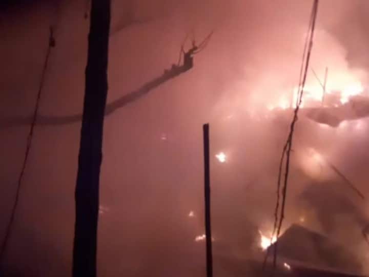 Delhi Fierce fire broke out in Sarojini Nagar market 25 shops burn ann Delhi Fire: दिल्ली के सरोजनी नगर मार्किट में लगी भीषण आग, दुकानें जलकर खाक, जल्द पहुंचती फायर टेंडर तो नुकसान होता कम