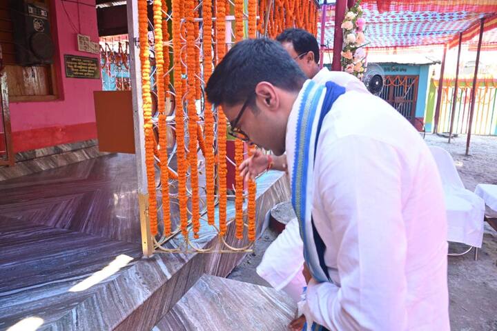 গোপন ব্যালটে জানান পঞ্চায়েত ভোটের পছন্দের প্রার্থীর নাম। ব্যালটের মাধ্যমে জানাতে না পারলে, ফোন করেও জানানো যাবে মতামত। বাংলার প্রতিটি পঞ্চায়েতে এভাবেই প্রার্থী নির্বাচন করা হবে। কোচবিহার থেকে জনসংযোগ যাত্রা শুরু করে আশ্বাস দিলেন অভিষেক বন্দ্যোপাধ্যায়।