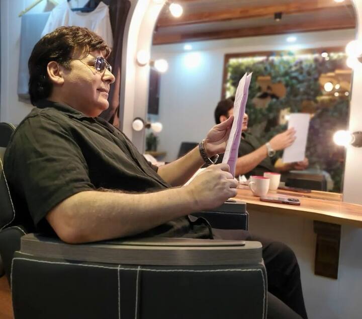 सुदेश लहरी ने हाल ही में एक पुराना किस्सा शेयर किया. टीओआई के मुताबिक, उन्होंने बताया कि वह एक ऑर्केस्ट्रा में गाना गाया करते थे. ऐसे में उन्हें ये काम बहुत अच्छा लगता था.