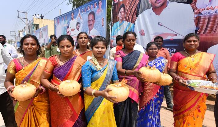 అనంతపురం పర్యటనకు వచ్చిన సీఎంకు మహిళల సాంప్రదాయ రీతిలో స్వాగతం