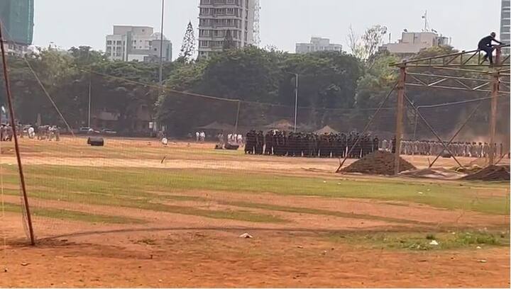 ही माती पुन्हा शिवाजी पार्कवर टाकल्याने धुळीचे कण हवेत पसरुन मोठ्या प्रमाणावर प्रदूषण होणार असल्याचं स्थानिकांचं म्हणणं आहे