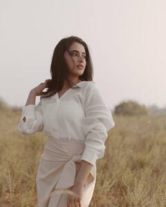 Priyanka Mohan: తెల్లరంగు డ్రెస్సులో మల్లెపువ్వులా మెరిసిపోతున్న ప్రియాంక