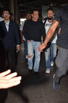 दुबई में KKBKKJ को प्रमोट करने के बाद मुंबई लौटे Salman Khan, एयरपोर्ट पर फैंस से घिरे 'भाईजान', देखें तस्वीरें