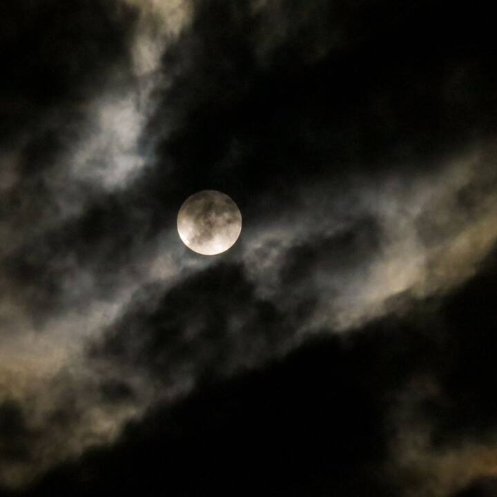 এবছর প্রথম চন্দ্রগ্রহণ হবে ৫ মে রাত ৮টা ৪৬ মিনিটে। শেষ হবে মধ্যরাতের পর ১টা ২০ মিনিটে। এটি উপছায়া চন্দ্রগ্রহণ হবে। এর প্রভাবে কিছু রাশি নেতিবাচক ফল পেতে পারে।