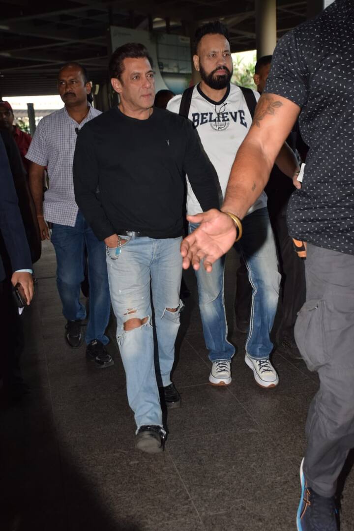 सलमान खान ब्लैक प्लेन शर्ट और ब्लू डेनिम पहने काफी डैशिंग लग रहे थे. उन्हें एयरपोर्ट से बाहर निकलते हुए क्लिक किया गया.