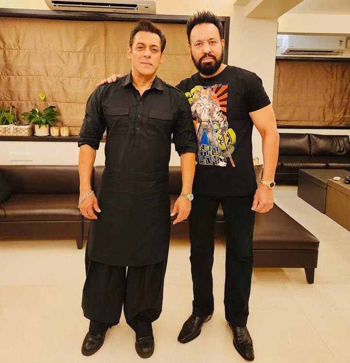 इसके अलावा एक बार सलमान ने ये भी बताया था कि घर में कई बार शेरा के साथ कुछ लोग बॉक्सिंग मैच कर चुके हैं और मैच में शेरा ने कमाल खान और अतुल अग्निहोत्री को चित भी कर दिया था. जिसके बाद मैंने ही शेरा को मैच खेलने से रोक दिया.