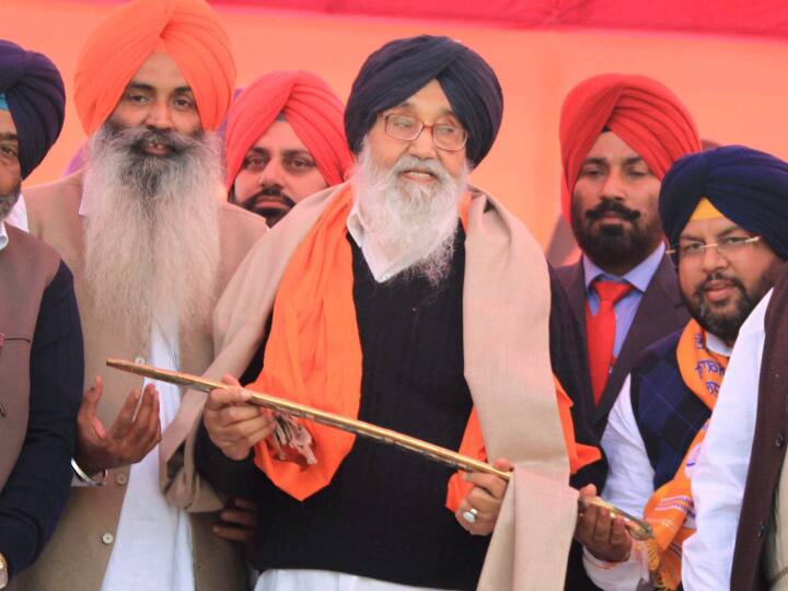 Parkash Singh Badal Death 5 times CM of Punjab SAD was BJP Oldest Alliance got defeat by AAP Parkash Singh Badal Died: 13 चुनाव, 5 बार सीएम... सियासत के पुराने खिलाड़ी प्रकाश सिंह बादल को पंजाब में नई AAP ने दी थी पटखनी