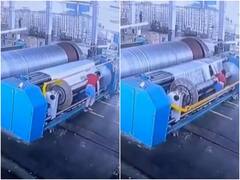 Shocking Video: फैक्ट्री में मशीन की चपेट में आई महिला कर्मचारी, चमत्कारी ढंग से बची जिंदा