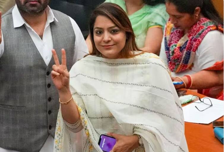 Delhi Mayor Election AAPs Shelly Oberoi elected Delhi mayor unanimously as BJP s Shikha Rai withdraw her normination Delhi Mayor Election : भाजपने शेवटच्या क्षणी अर्ज मागे घेतला, 'आप'च्या शेली ओबेरॉय पुन्हा दिल्लीच्या महापौरपदी विराजमान