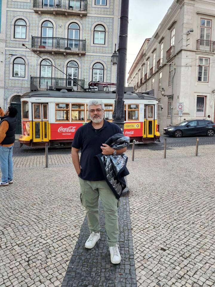 एक्टर के इस राज का खुलासा उनके साथ काम करने वाली साउथ स्टार तृषा कृष्णन ने अपनी एक फिल्म के प्रमोशन इवेंट में किया था. एक्ट्रेस ने बताया था कि, ‘अजीत अपने पास कोई भी मोबाइल नहीं रखते..अगर आप उनसे बात करने है तो उनकी टीम के जरिए ही बात की जा सकती है. क्योंकि उन्हें फोन रखना बिल्कुल भी पंसद नहीं है.’