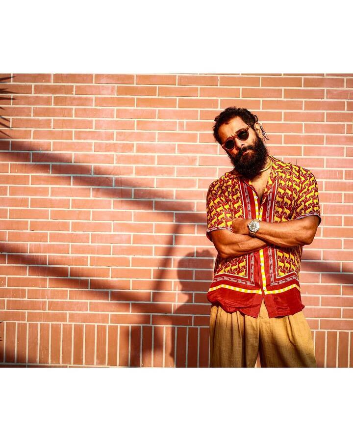 दरअसल सालों पहले जब चियान विक्रम कॉलेज में थे तो उनका एक दर्दनाक रोड एक्सीडेंट हुआ था. जिसमें उन्हें काफी गंभीर चोटें आई थी. एक्टर की हालत ये हो गई थी कि डॉक्टर ने उन्हें पैर काटने की सलाह तक दे दी थी.