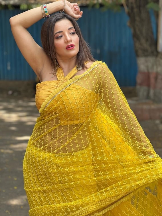 मोनालिसा ने दिए समर गोल्स, येलो साड़ी में दिखीं वाइब्रेंट