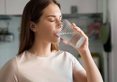 Drinking Water Benefits: नियमित पाणी पिणे शरीरासाठी फायदेशीर, अनेक आजारांपासून होऊ शकतो बचाव; वाचा फायदे...