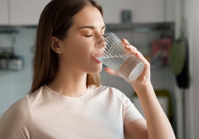 Drinking Water Benefits: शरीराला हायड्रेटेड ठेवण्यासाठी, शरीरातील विषारी पदार्थ काढून टाकण्यासोबतच, पाणी पिण्याचे इतरही अनेक फायदे आहेत. तुम्ही नियमित पाणी प्यायले तर अनेक आजारांपासून दूर राहाल.