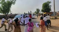 Farmers Stopped CM Jagan Convoy : అనంత పర్యటనలో ముఖ్యమంత్రి జగన్ కాన్వాయ్ అడ్డగింత | ABP Desam