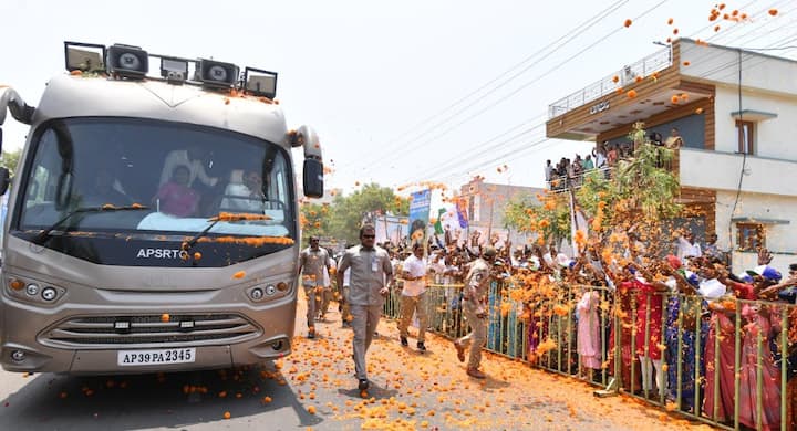 అనంతపురం జిల్లా పర్యటలో సీఎం జగన్ కు పూల వర్షంతో స్వాగతం పలుకుతున్న అభిమానులు