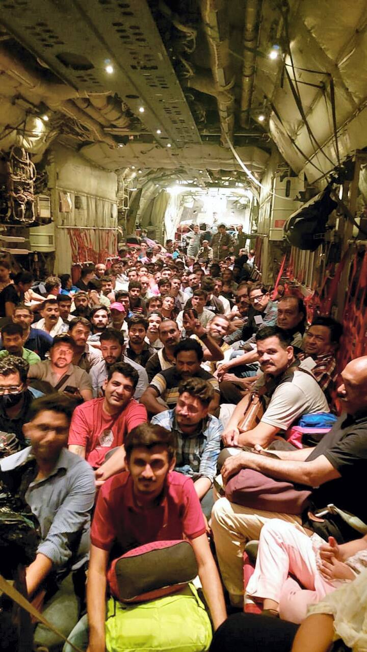 सुदानमध्ये अडकलेल्या भारतीयांना घेऊन आयएनएस सुमेधा आणि IAF C-130J लढाऊ विमान सुखरूप परतलं आहे