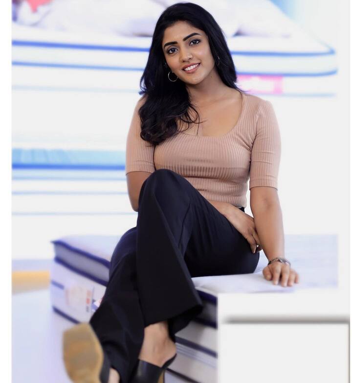 ఈషా రెబ్బా అందమైన ఫోటోలు