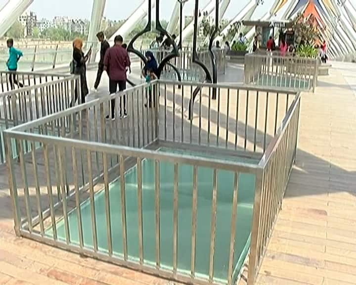 4 lakhs railing was done to protect the glass on Atalbridge in Ahmedabad Ahmedabad Atal bridge: સોના કરતા ઘડામણ મોંઘુ: લ્યો બોલો! અટલબ્રિજ પર 80 હજારનો કાચ બચાવવા 4 લાખની રેલિંગ કરાઇ