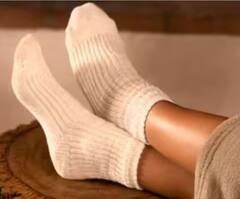 Astro Tips: ਬੈਠੇ-ਬੈਠੇ ਪੈਰ ਹਿਲਾਉਣਾ ਕਿਉਂ ਹੁੰਦਾ ਹੈ ਅਸ਼ੁੱਭ, ਵਜ੍ਹਾ ਜਾਣਨ ਤੋਂ ਬਾਅਦ ਦੁਬਾਰਾ ਕਦੇ ਨਹੀਂ ਕਰੋਗੇ